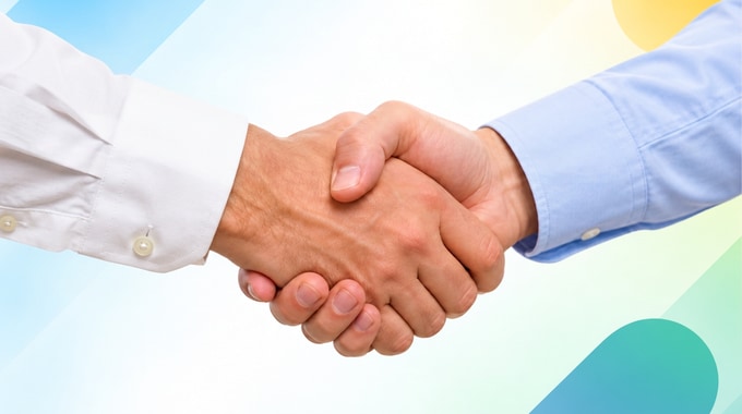 Рукостискання партнерів Triplex